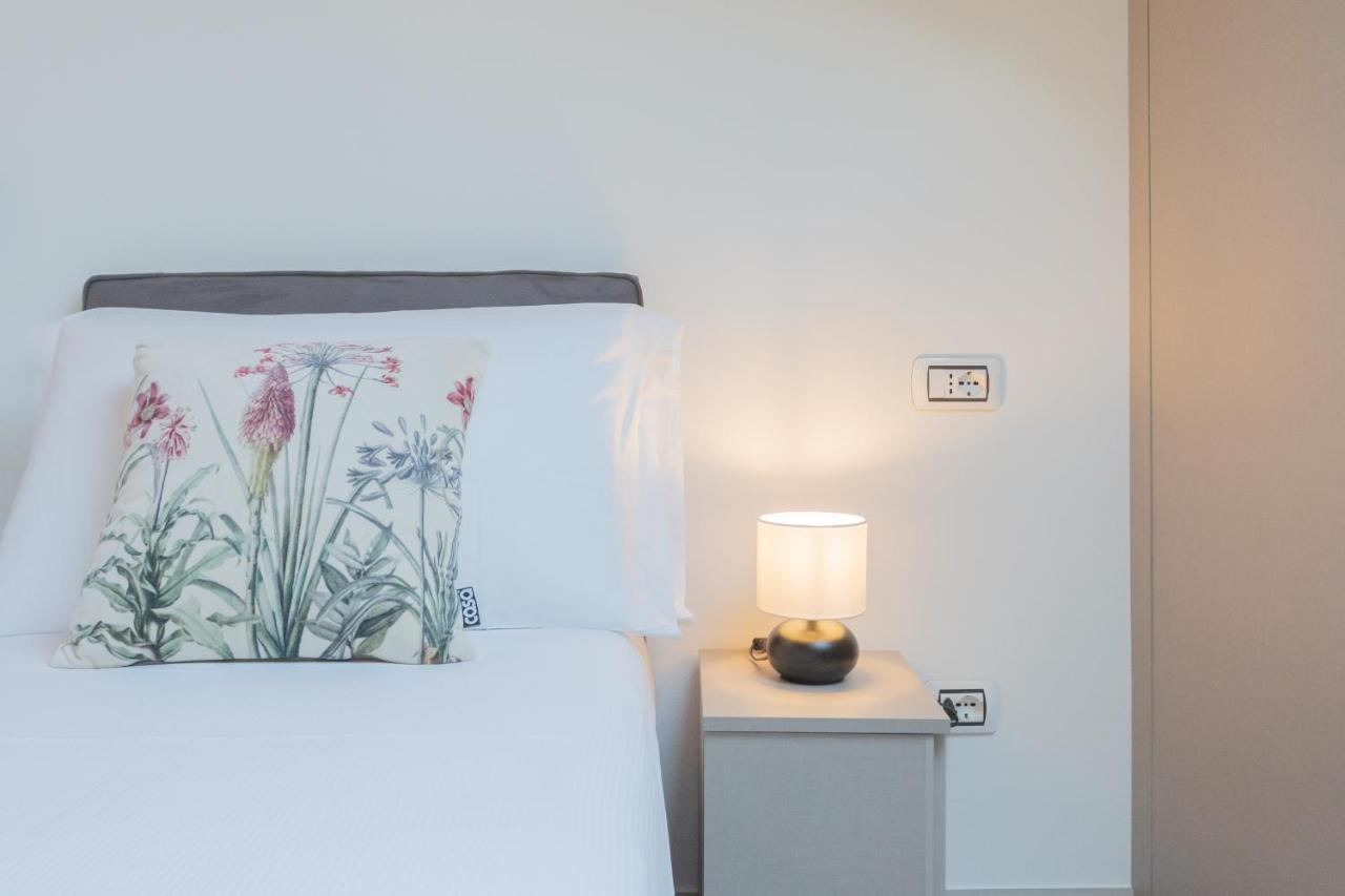 Dream Lake Apartments Lake View - Private Beach By Rent All Como Lezzeno Eksteriør billede